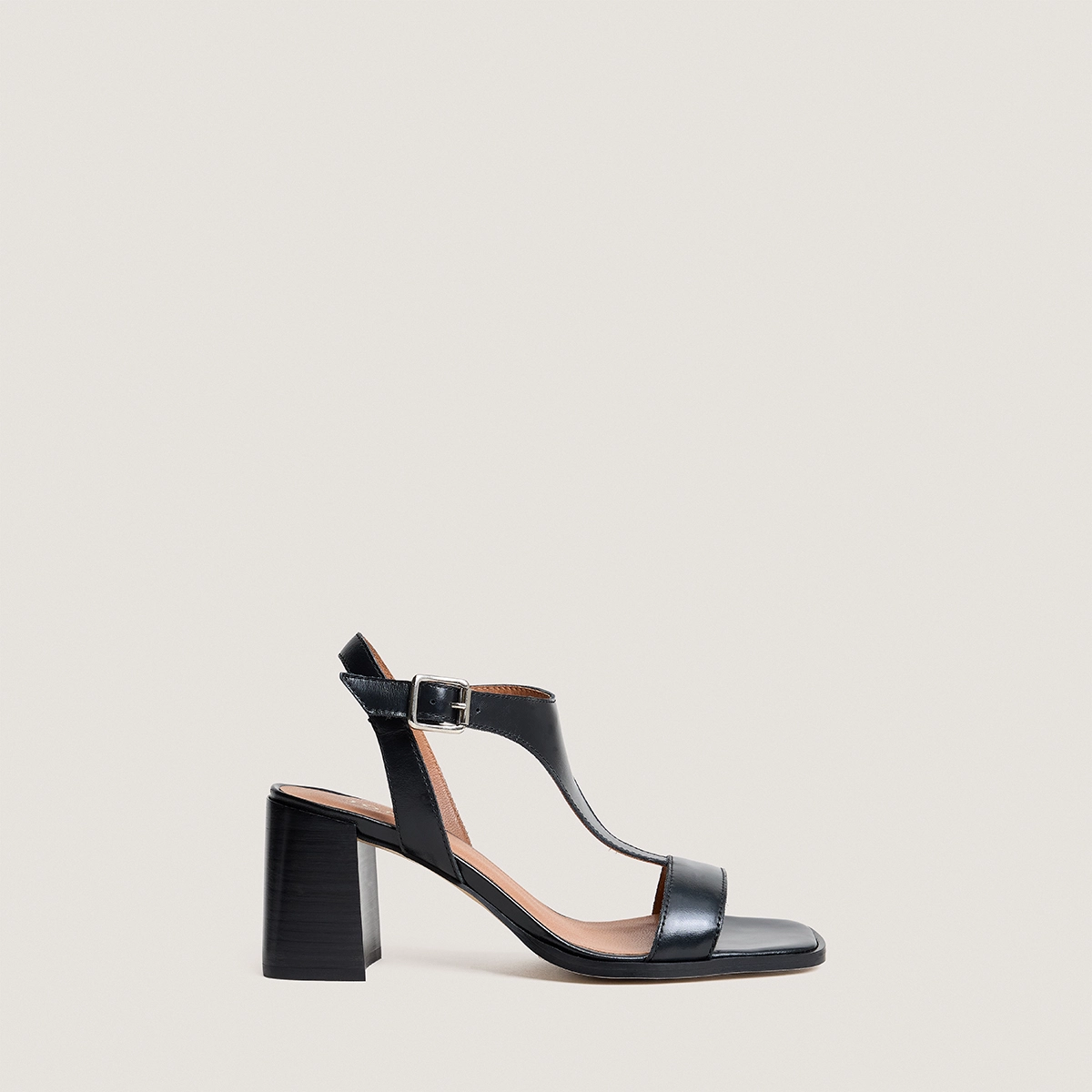 High laminated-heel sandals in black leather | VODKA