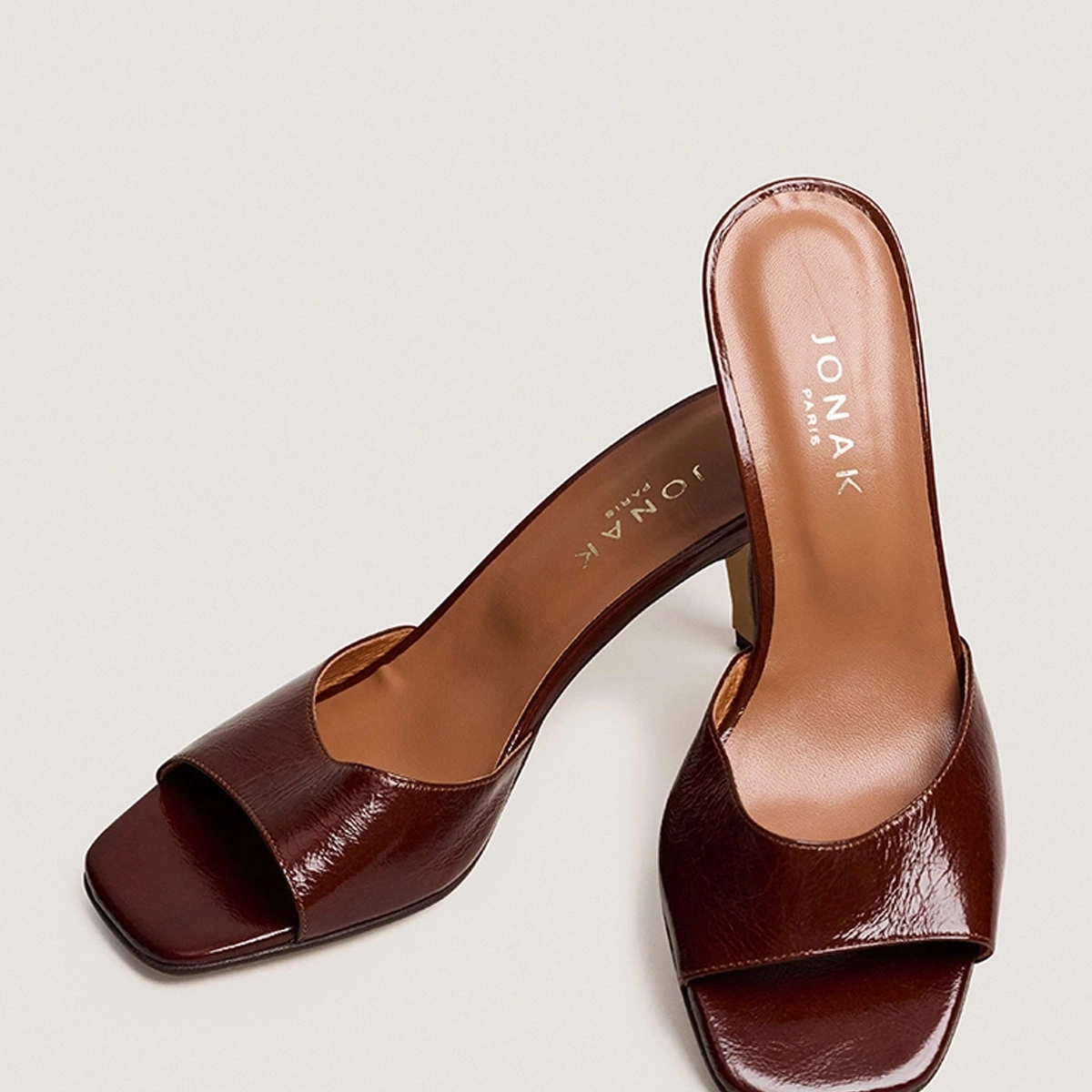 Heeled mules in brown glossy leather | VERTIGO