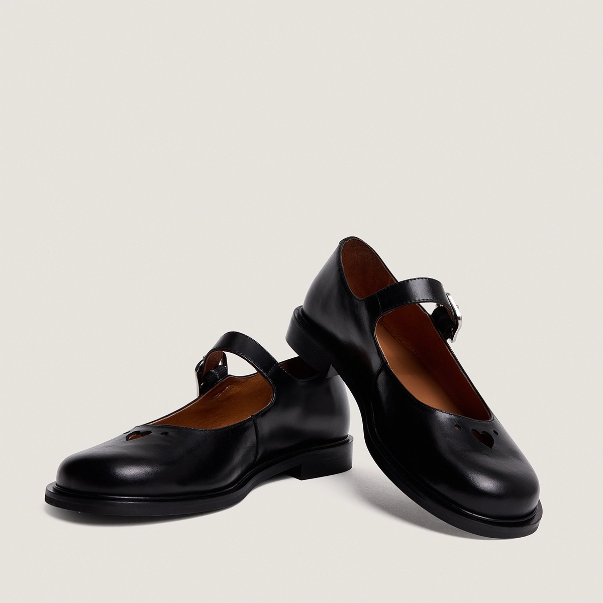 Ballet flats with straps in black leather | DOUCELINE
