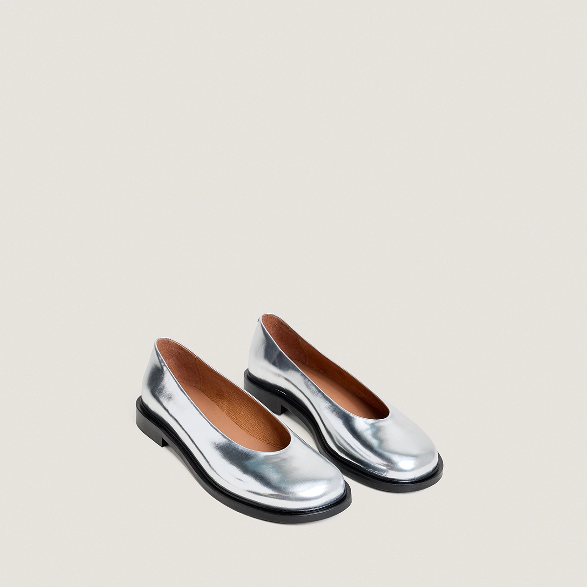 Round-toe low-heel ballet flats in silver mirror leather | DAURELIA