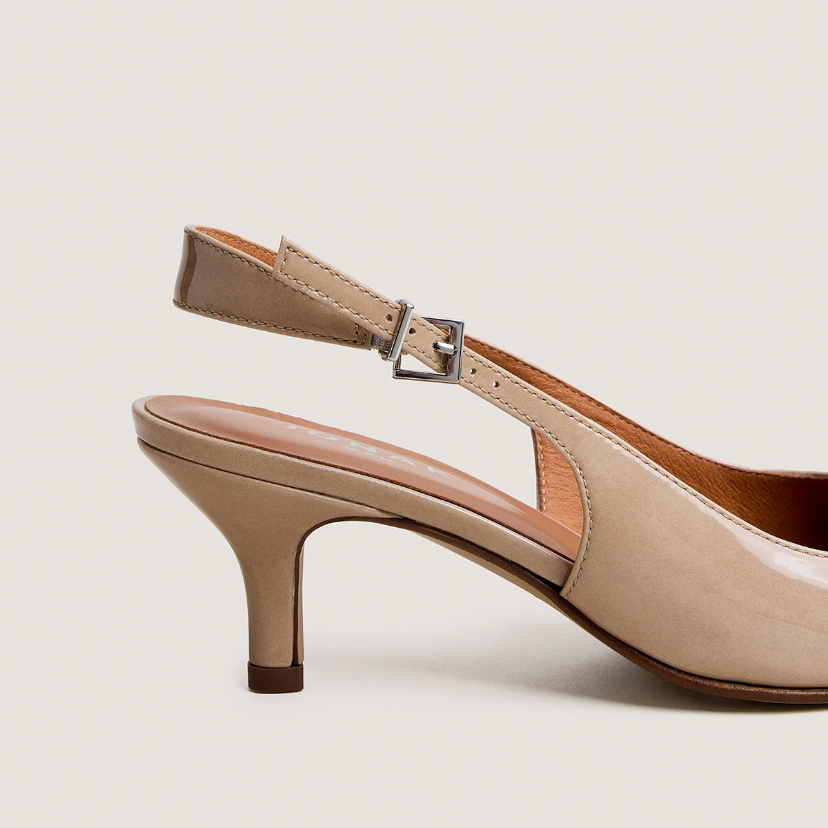 Low-heel slingback pumps in beige patent leather | DOUALA