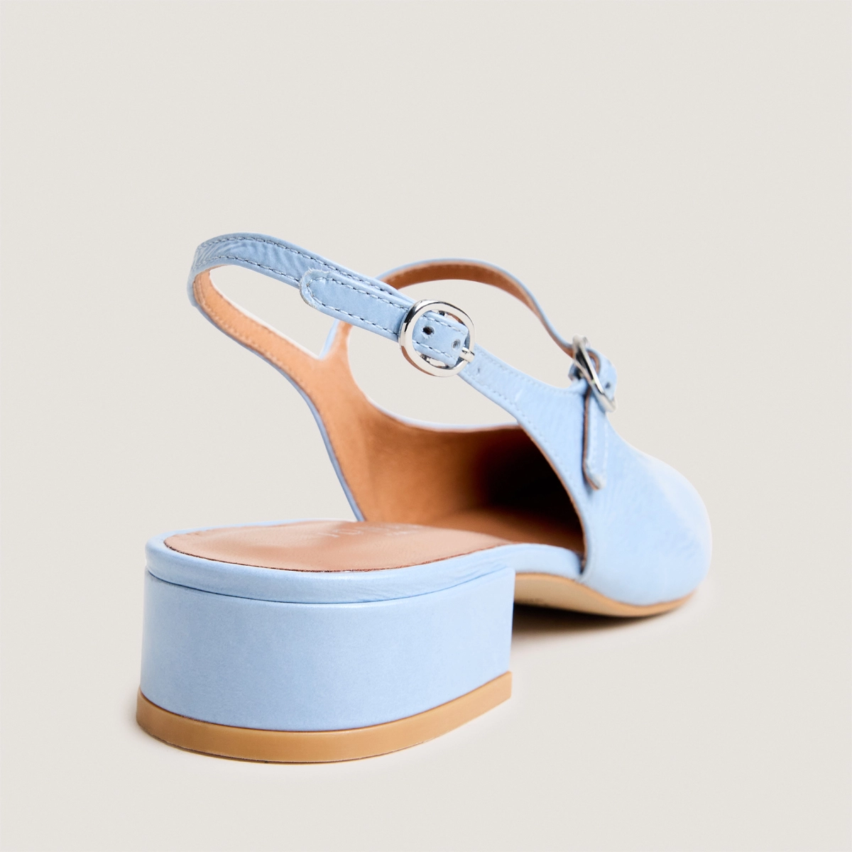 Round-toe slingbacks in sky blue pleated patent leather | DAVO