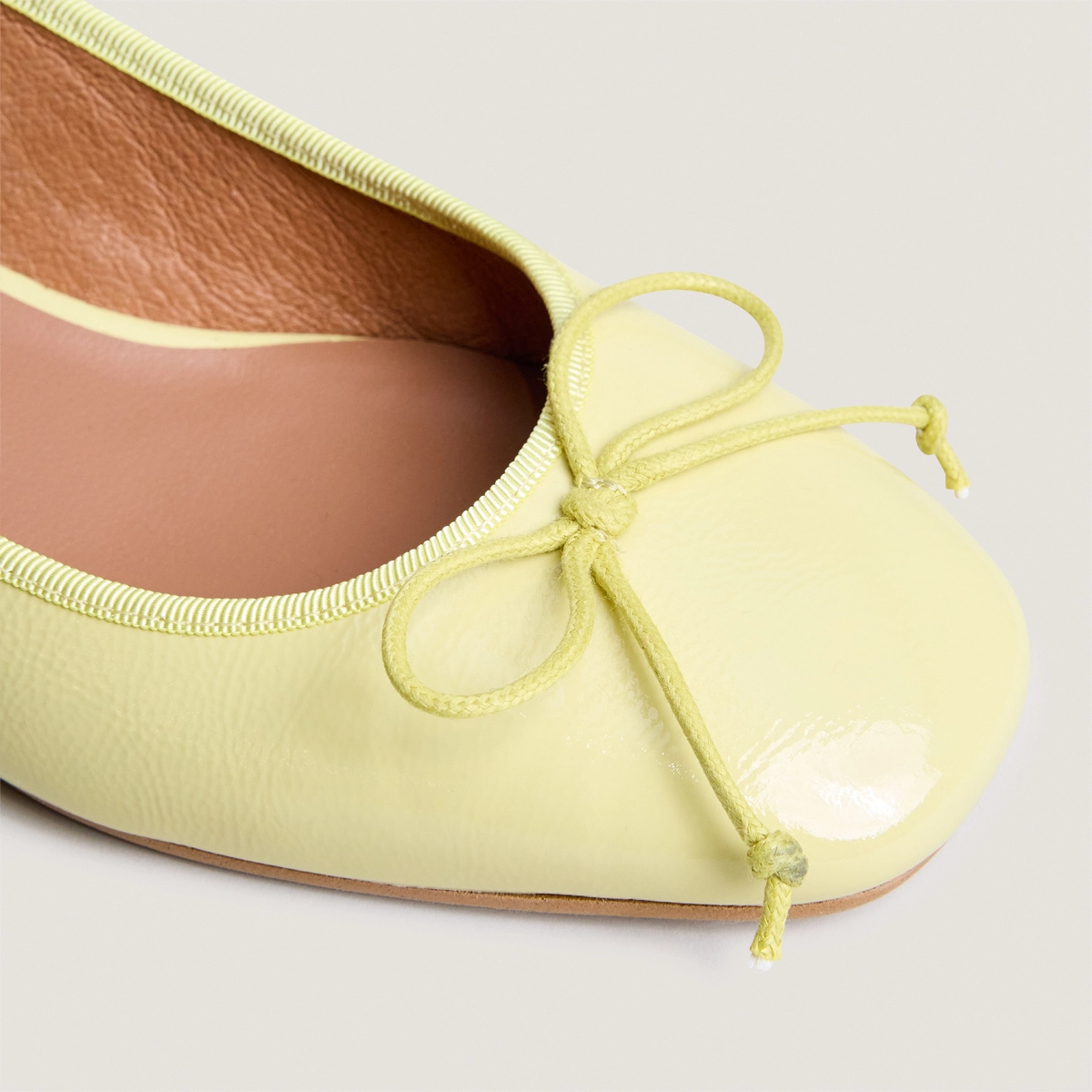 Slingbacks ballet flats in pale yellow pleated patent leather | DYBILO