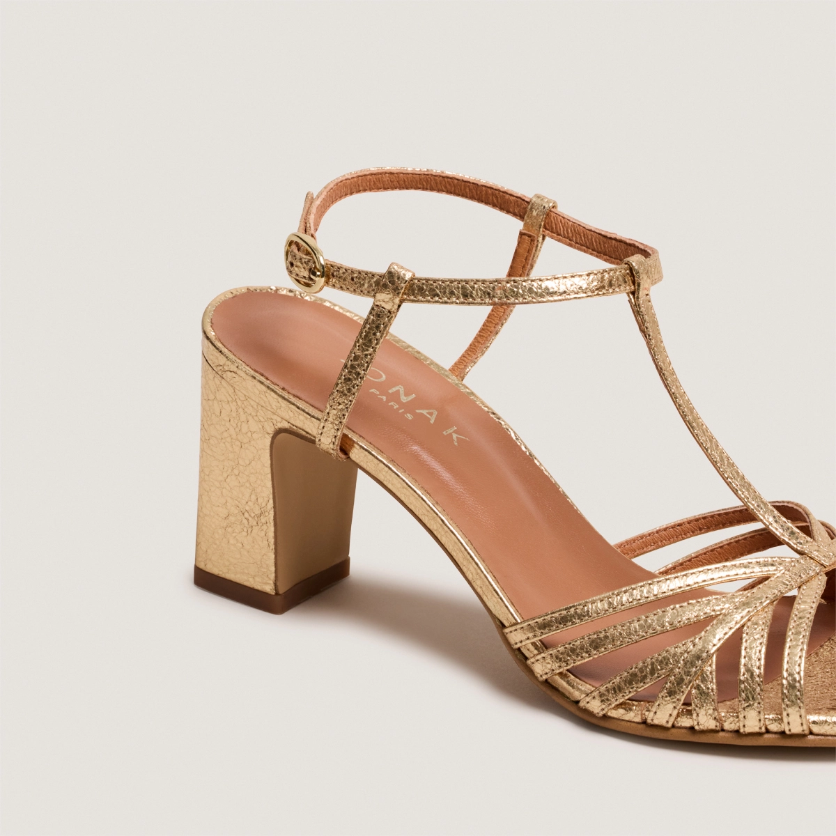 Heeled sandals in gold cracked leather | VOLIA
