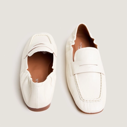 Square-toe loafers in ecru distressed leather | dineo