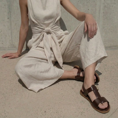Adjustable sandals with large buckles in red-brown leather | accoca