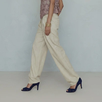 Peep-toe pumps in navy suede | dalba