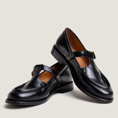 Strap loafers in black leather | desert