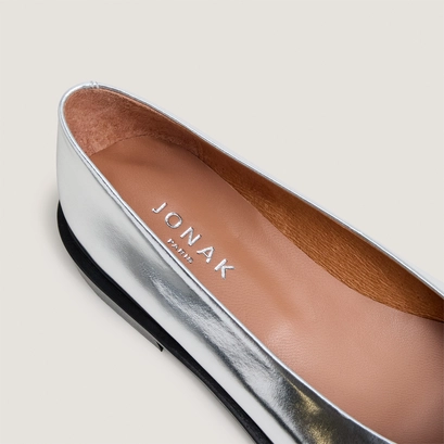 Round-toe low-heel ballet flats in silver mirror leather | daurelia