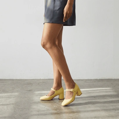 Heeled mary janes in pale yellow pleated patent leather | dittus