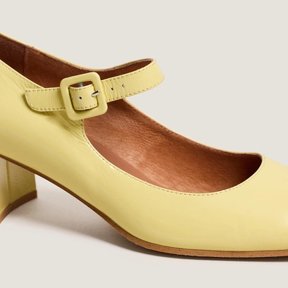 Heeled mary janes in pale yellow pleated patent leather | dittus