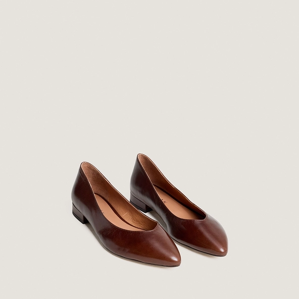 Pointed-toe ballet flats in brown aged leather | VENDY