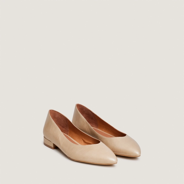 Pointed-toe ballet flats in greige aged leather | VENDY