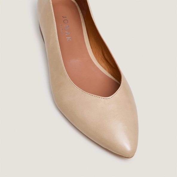 Pointed-toe ballet flats in greige aged leather | VENDY