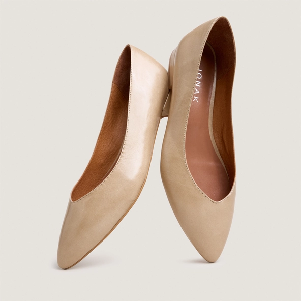 Pointed-toe ballet flats in greige aged leather | VENDY