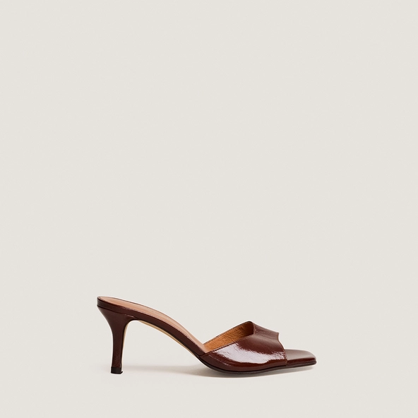 Heeled mules in brown glossy leather | VERTIGO