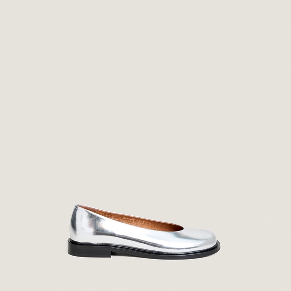 Round-toe low-heel ballet flats in silver mirror leather | DAURELIA