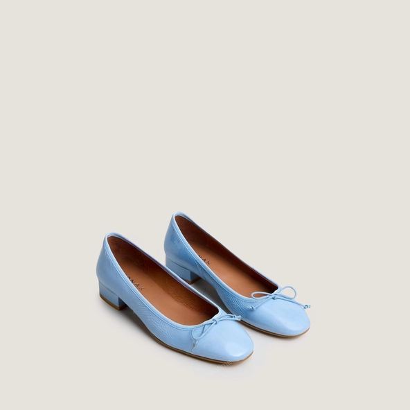 Heeled ballet flats in sky blue pleated patent leather | DADOU