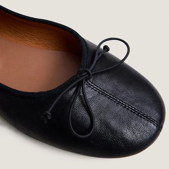 Lace-up ballet flats in black leather | DALLETTE