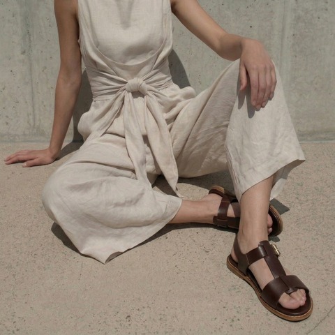 Adjustable sandals with large buckles red brown