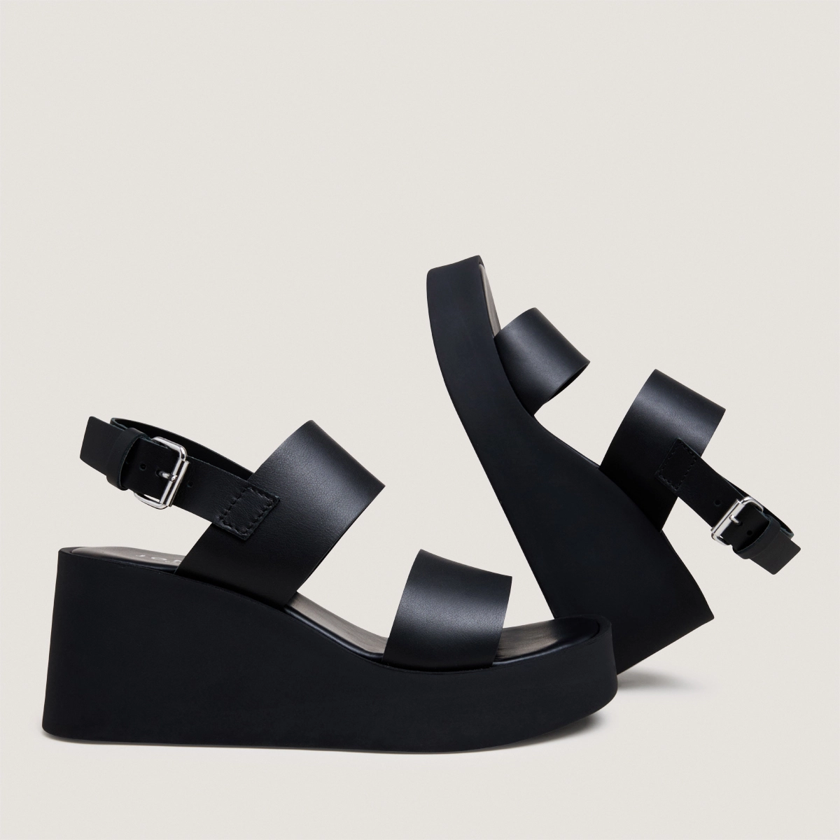 Wedge sandals with wide straps in black leather | ELISA