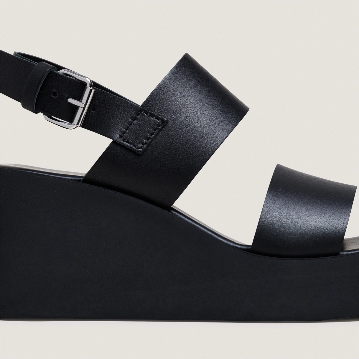 Wedge sandals with wide straps in black leather | ELISA