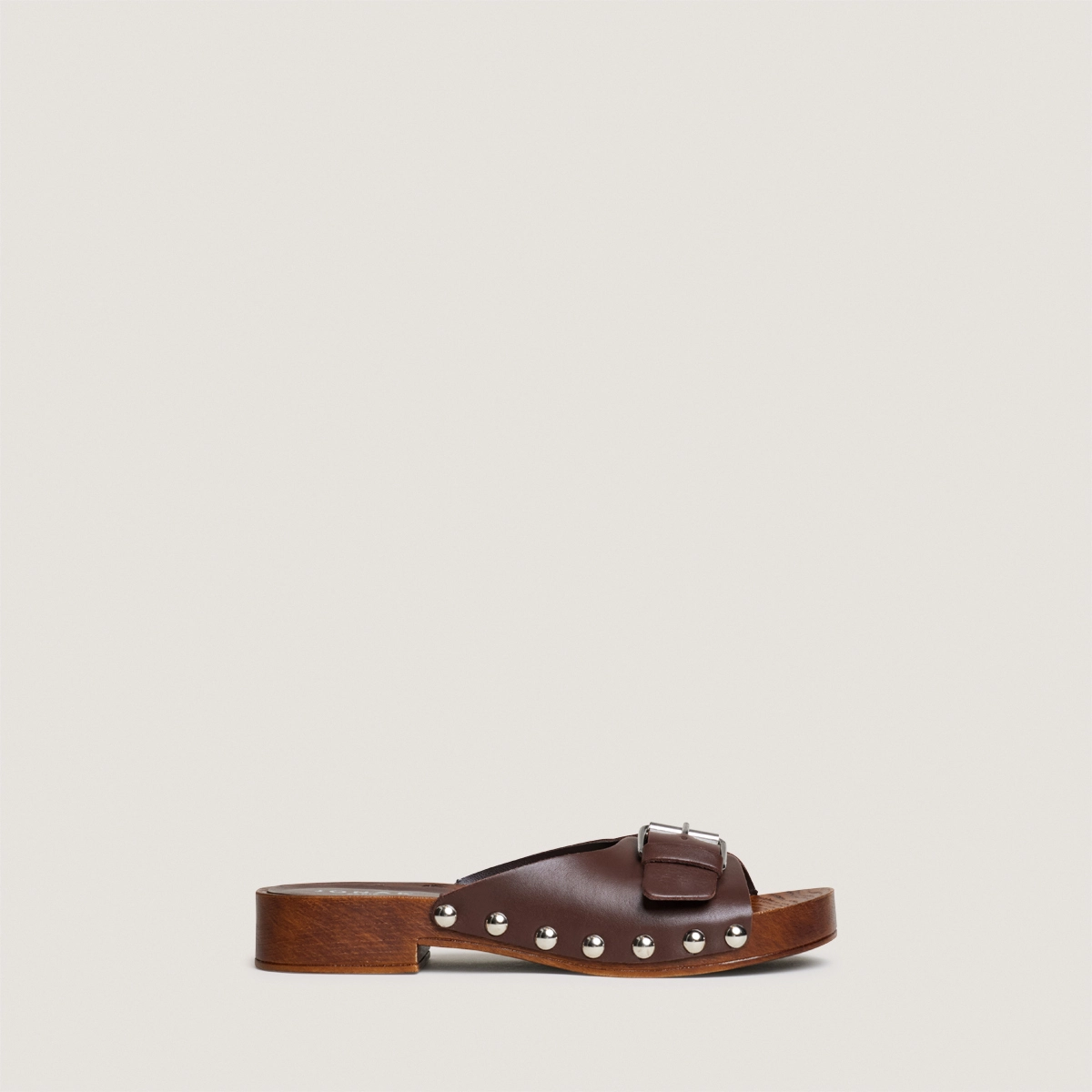 Low-heeled studded mules in cacao leather | ENORA