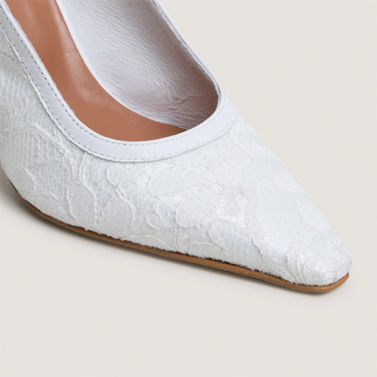 Pointed-toe slingback pumps in white lace and white leather | DAXA