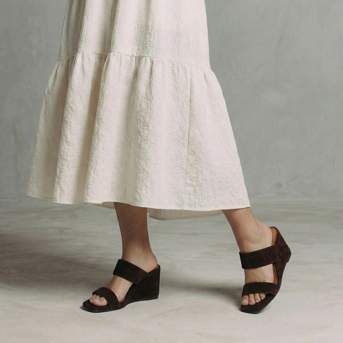 Wedge mules in brown suede | VOYELLE