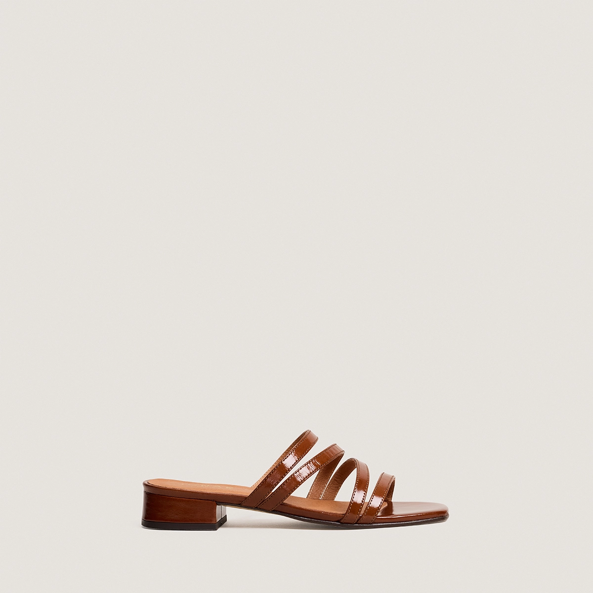 Low-heel mules with thin straps in caramel shiny leather | ALPILLES