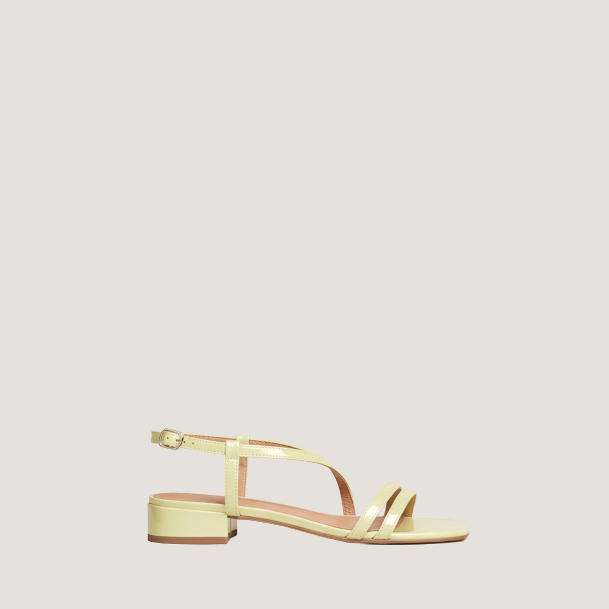 Low-heel sandals in pale yellow pleated patent leather | ANAYA