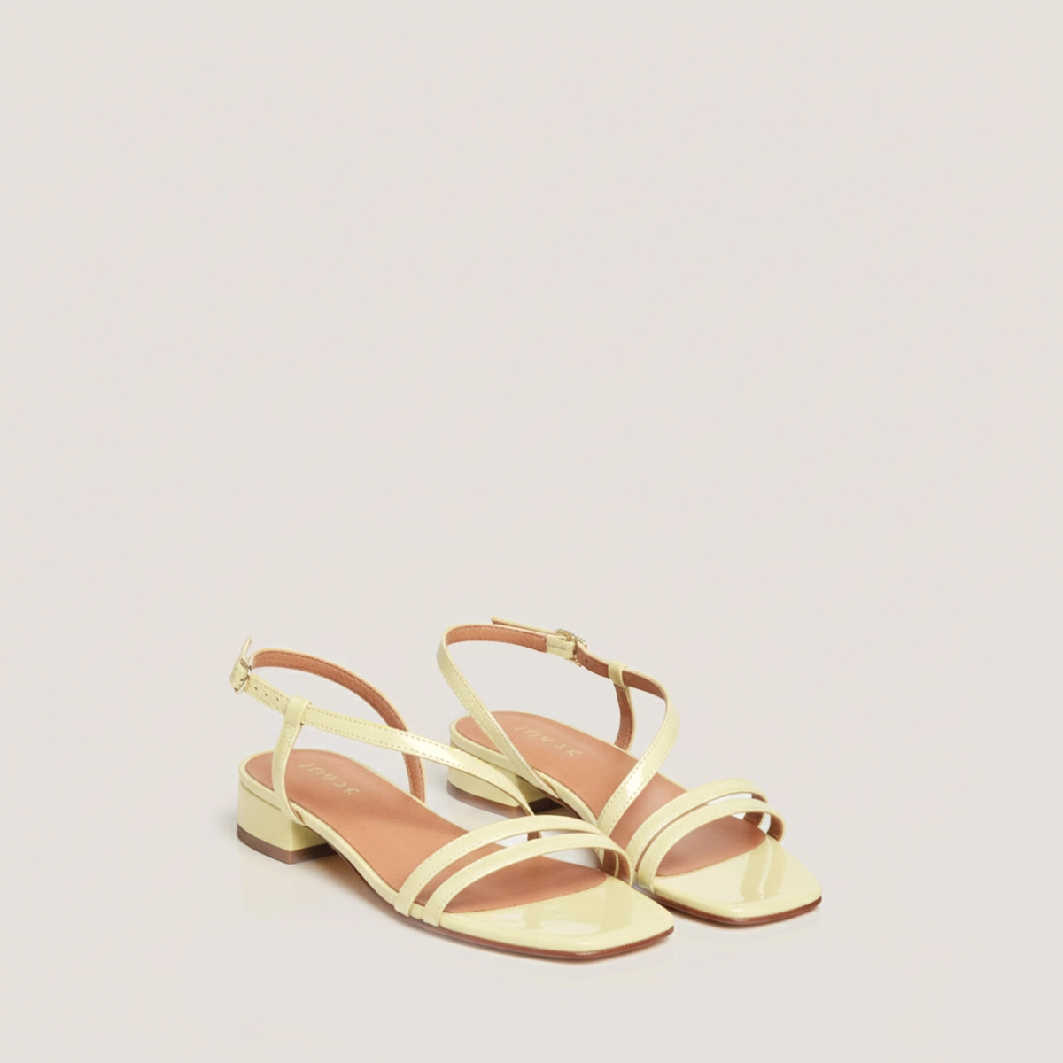 Low-heel sandals in pale yellow pleated patent leather | ANAYA