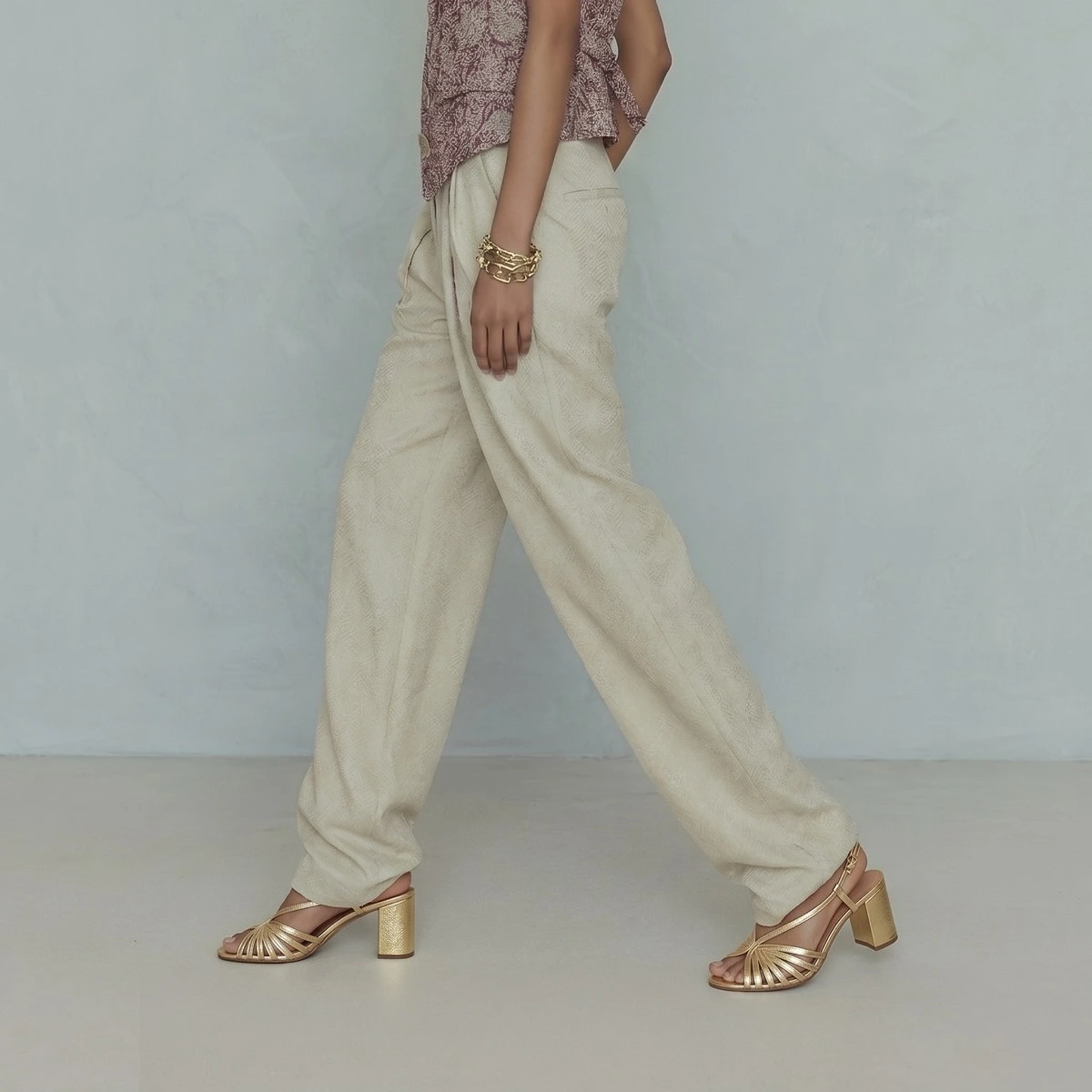 Round-toe heeled sandals in gold metallic leather | DECEMBRE