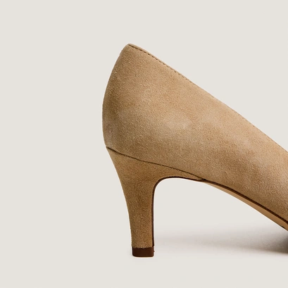 Low-heel pumps in camel suede | damienne
