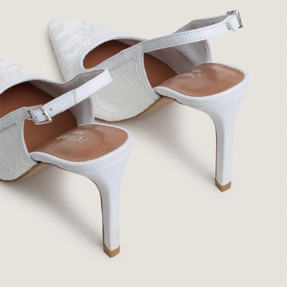 Pointed-toe slingback pumps in white lace and white leather | daxa