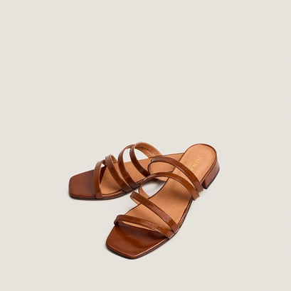 Low-heel mules with thin straps in caramel shiny leather | alpilles
