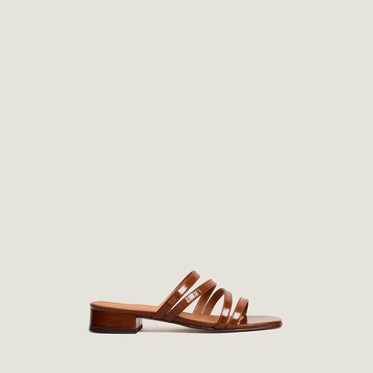 Low-heel mules with thin straps in caramel shiny leather | alpilles