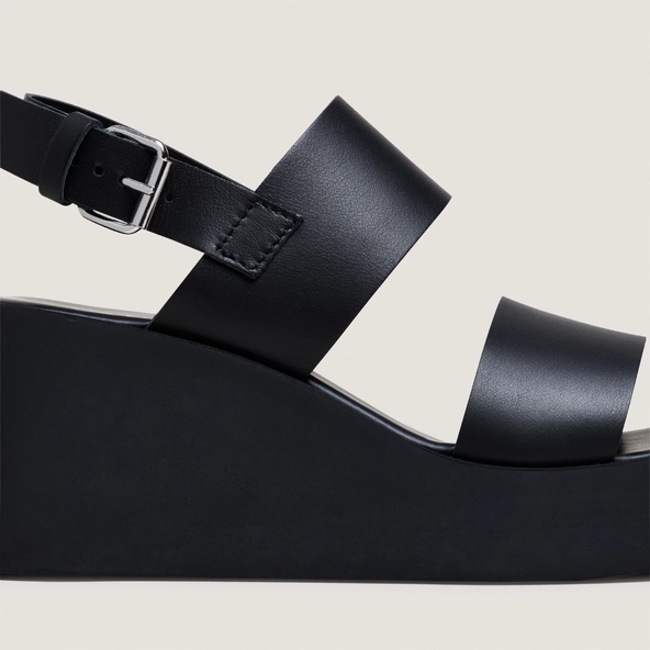Wedge sandals with wide straps in black leather | ELISA