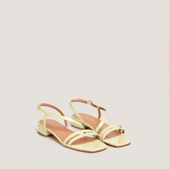 Low-heel sandals in pale yellow pleated patent leather | ANAYA