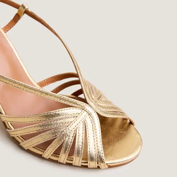 Round-toe heeled sandals in gold metallic leather | DECEMBRE