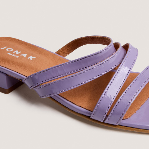 Low-heel mules with thin straps lilac
