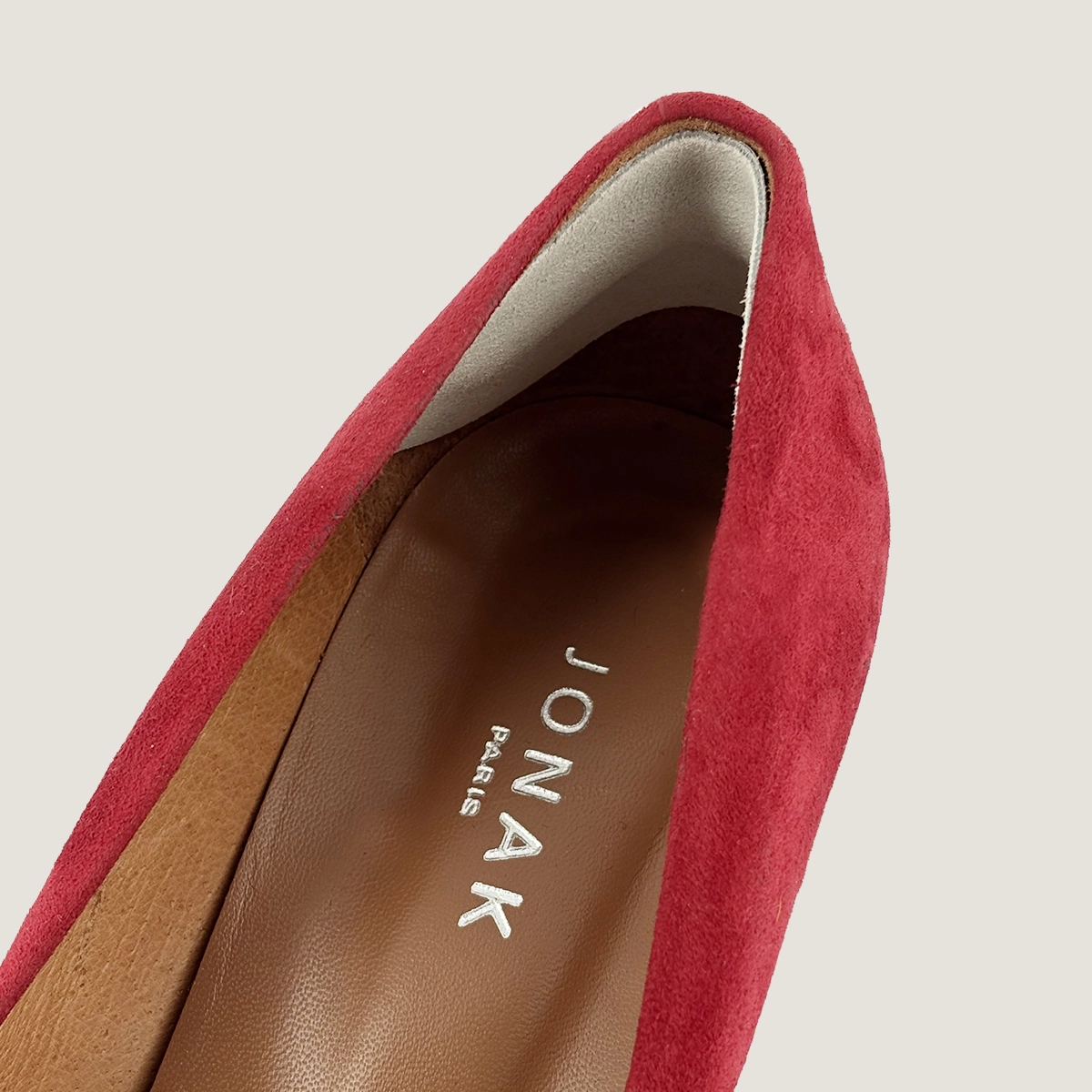 Heel support Improves comfort and ensures a secure stride | HEEL SUPPORT
