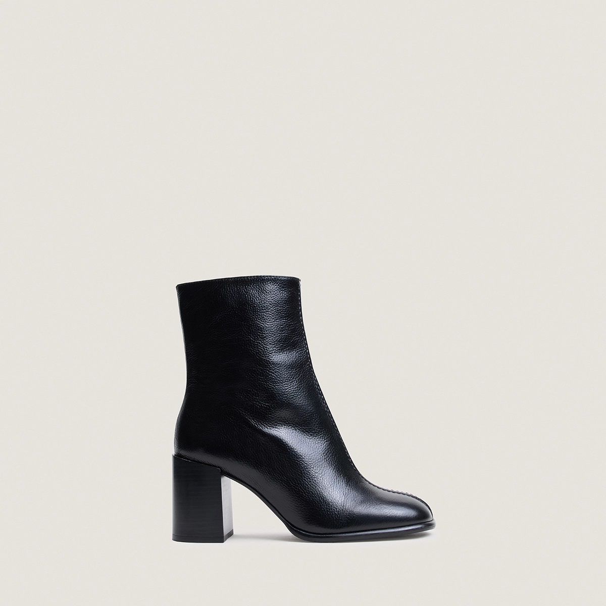 Round toe ankle boots in black grained leather | BLOUMY