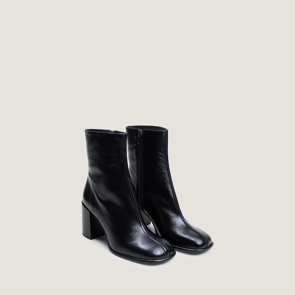 Round toe ankle boots in black grained leather | BLOUMY