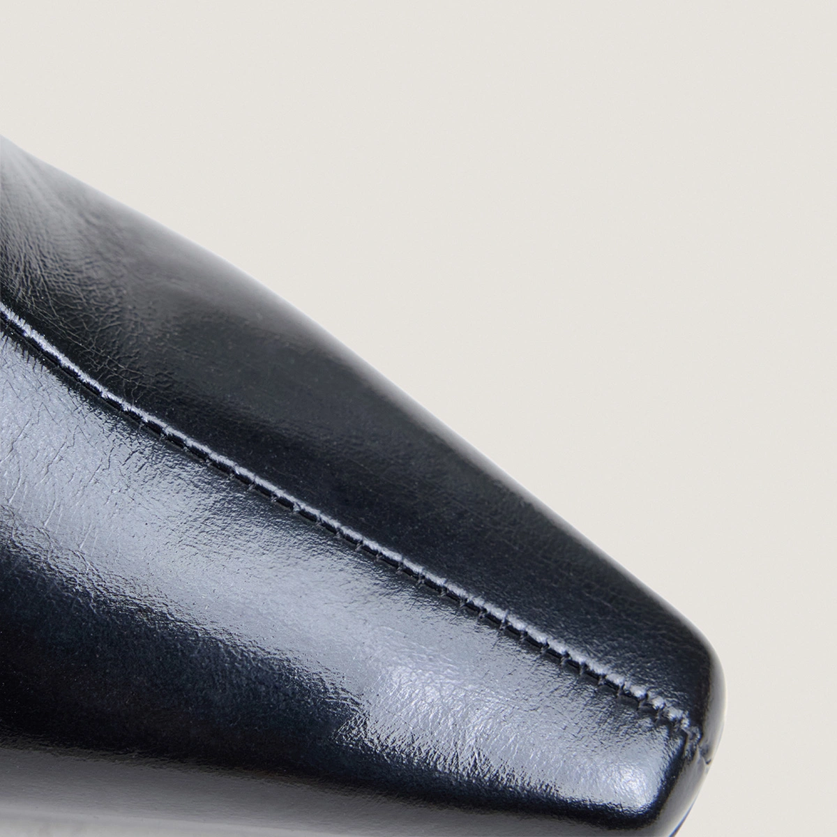 Heeled pointed toe ankle boots in black aged leather | BRONZO