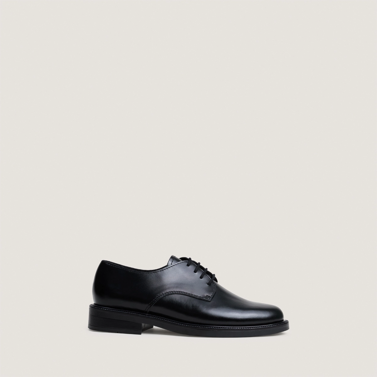 Plain vamp lace-up derbies in black leather | NYLON