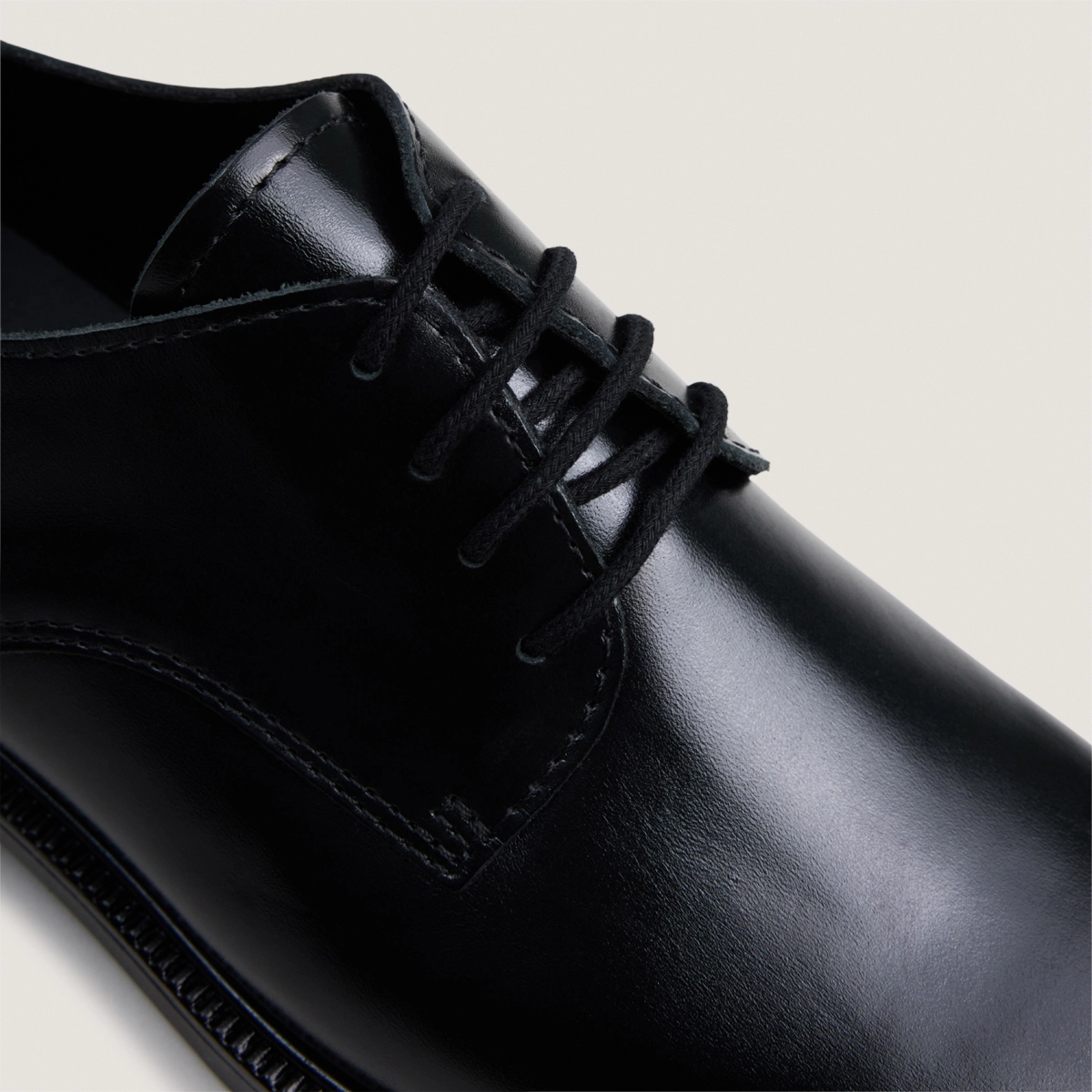 Plain vamp lace-up derbies in black leather | NYLON