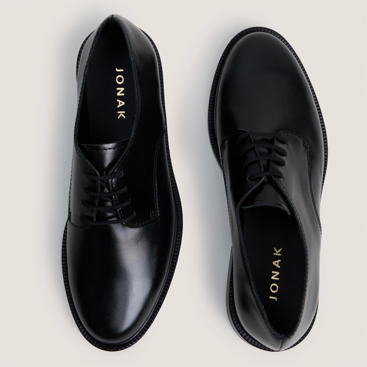 Plain vamp lace-up derbies in black leather | NYLON