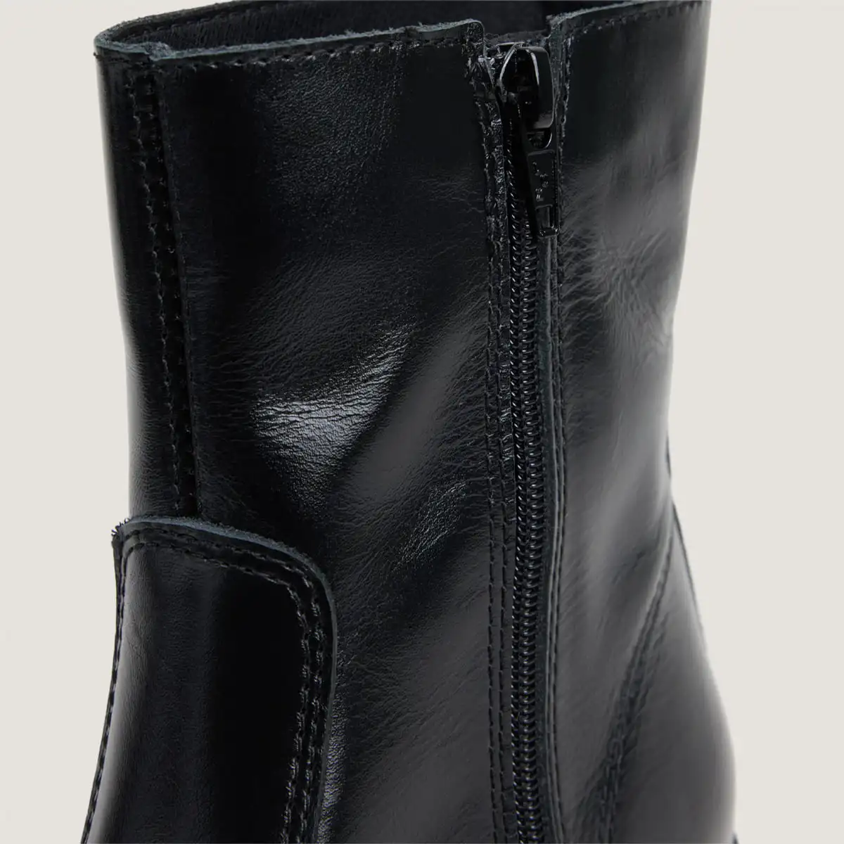 Ankle boots with low heels in black leather | NACRE