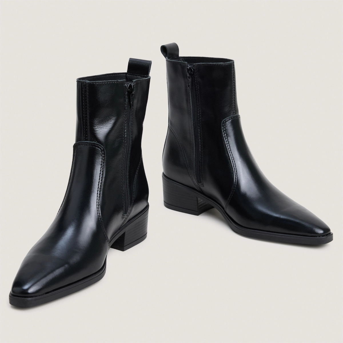 Ankle boots with low heels in black leather | NACRE